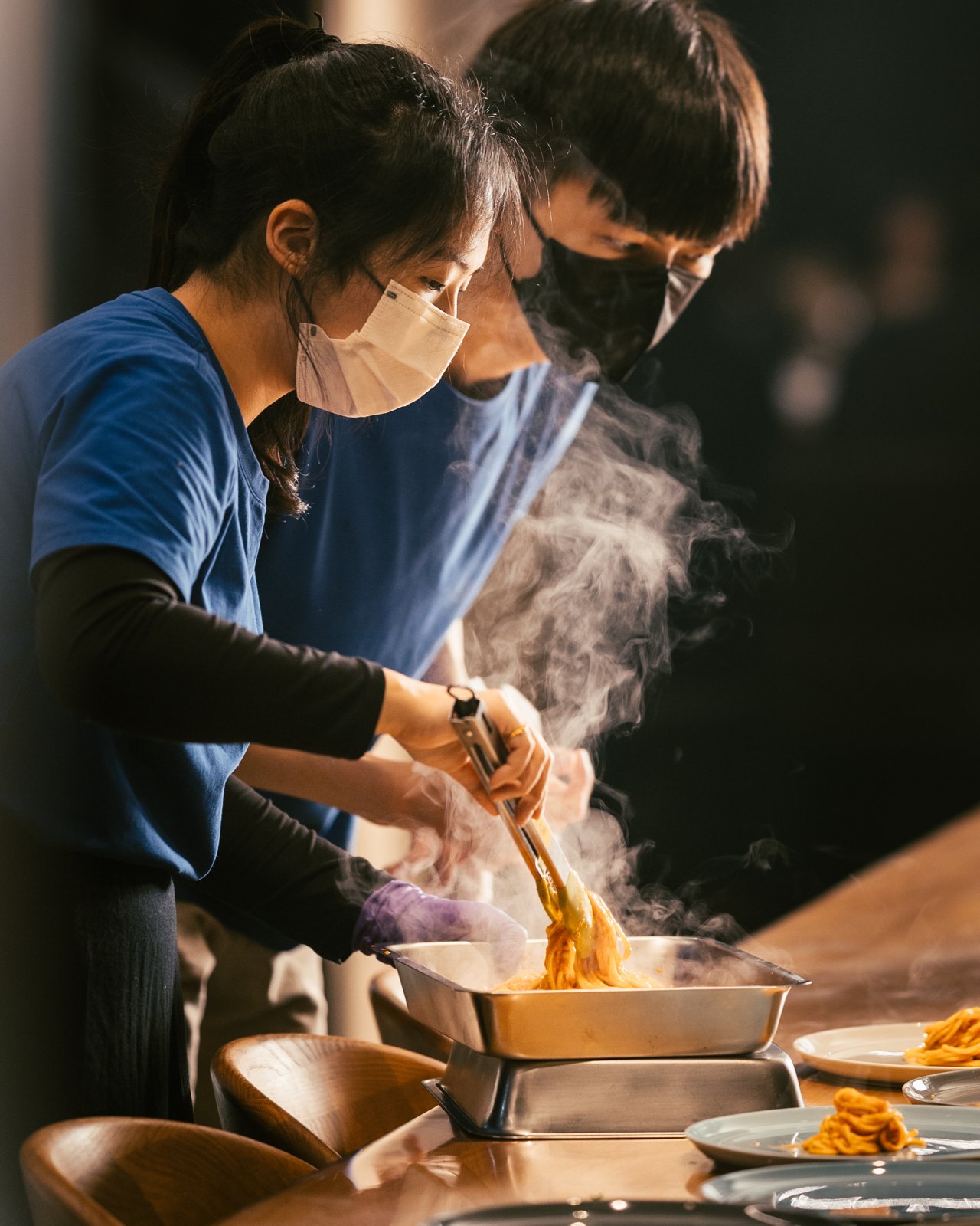 北歐餐桌到府私廚：主廚於暖光餐桌邊現場收尾義式麵料理，蒸氣升起的款待時刻