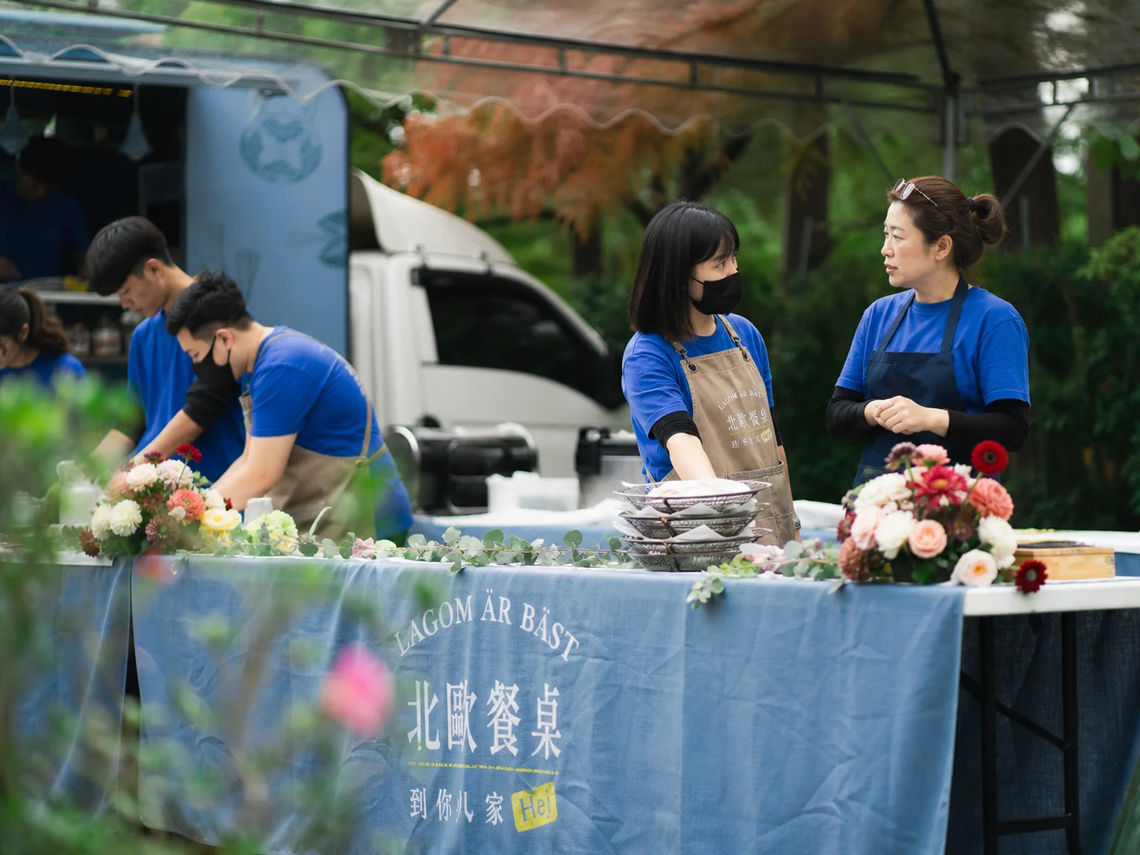 北歐餐桌團隊現場備餐與服務情境